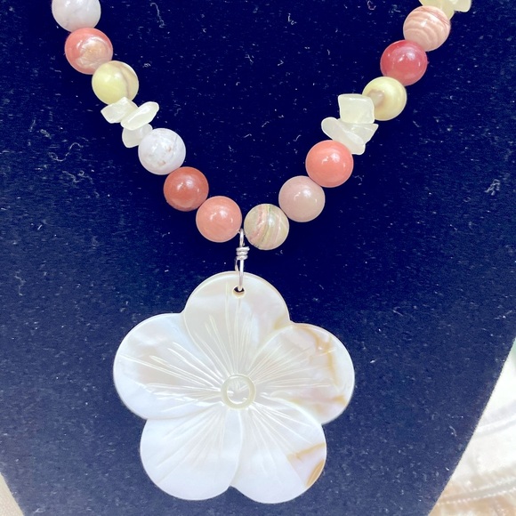 Gorgeous Multi Stone and Mother of Pearl Necklace and bracelet set - Picture 4 of 5